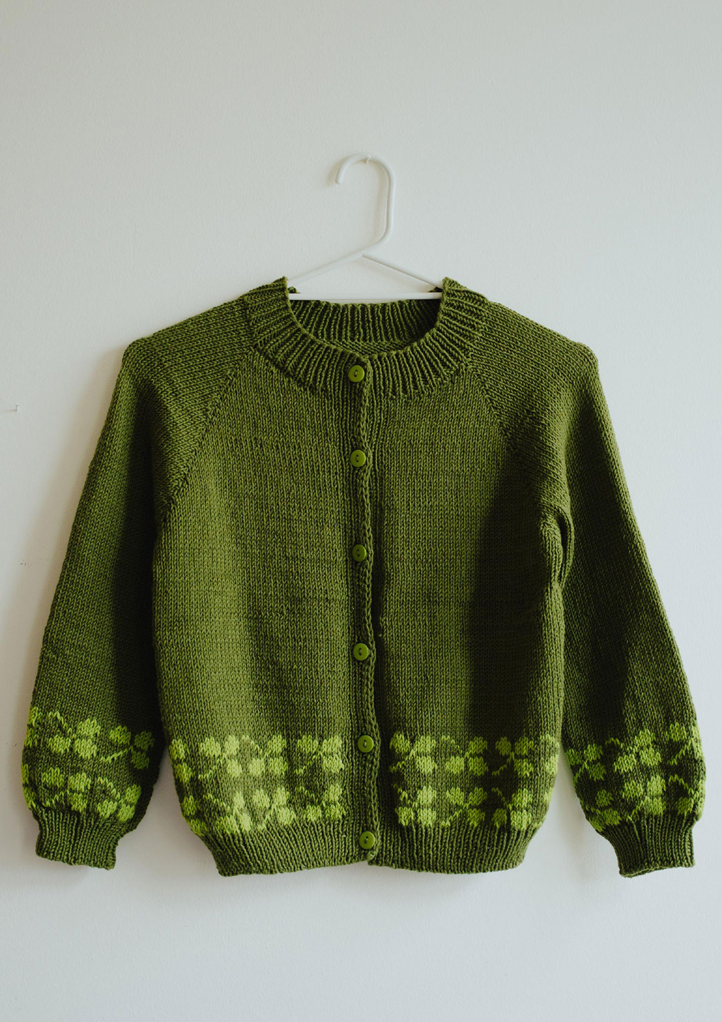 2725 Clover Cardigan Børn fra Hjertegarn - oppefra-ned