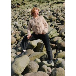 Strikket cardigan med snoninger. P billeder str model udenfor.