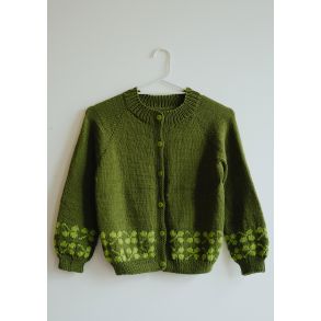 2725 Clover Cardigan Brn fra Hjertegarn - oppefra-ned