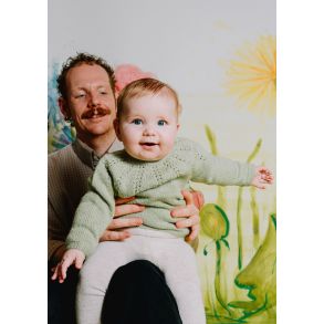 2730 Lily Bluse Baby fra Hjertegarn oppefra-ned