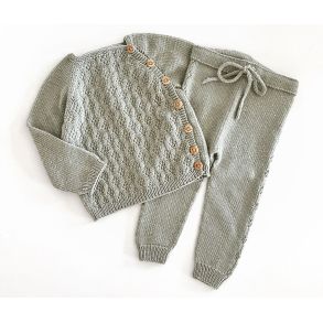 Strikkekit Nohr st med bluse og bukser Baby 2752 fra Hjertegarn - oppefra-ned